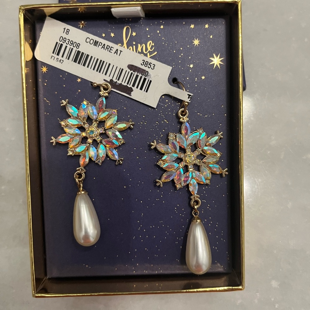 NWT Elegant earrings - pearl & crystals.